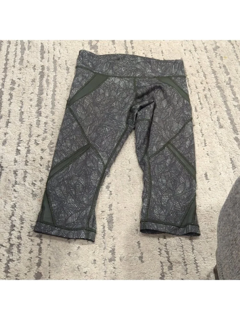 Lululemon Cool To Street Crop Jazzy White Gator Green like new